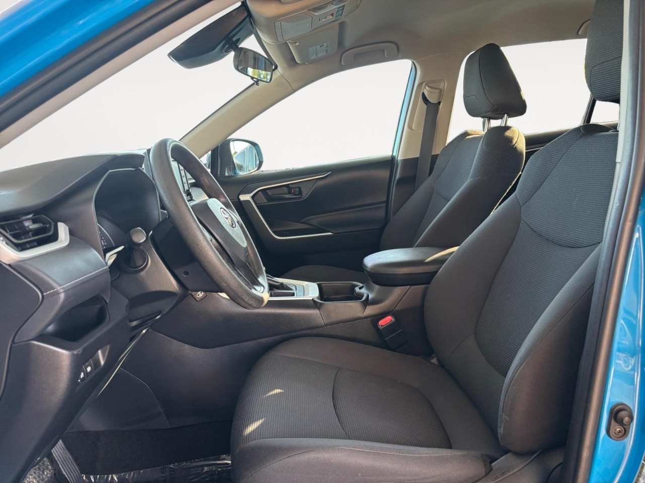 2020 Toyota RAV4 LE photo 17