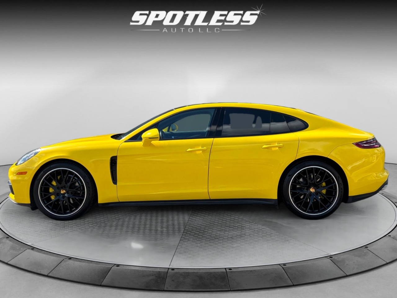 2018 Porsche Panamera 4 photo 2