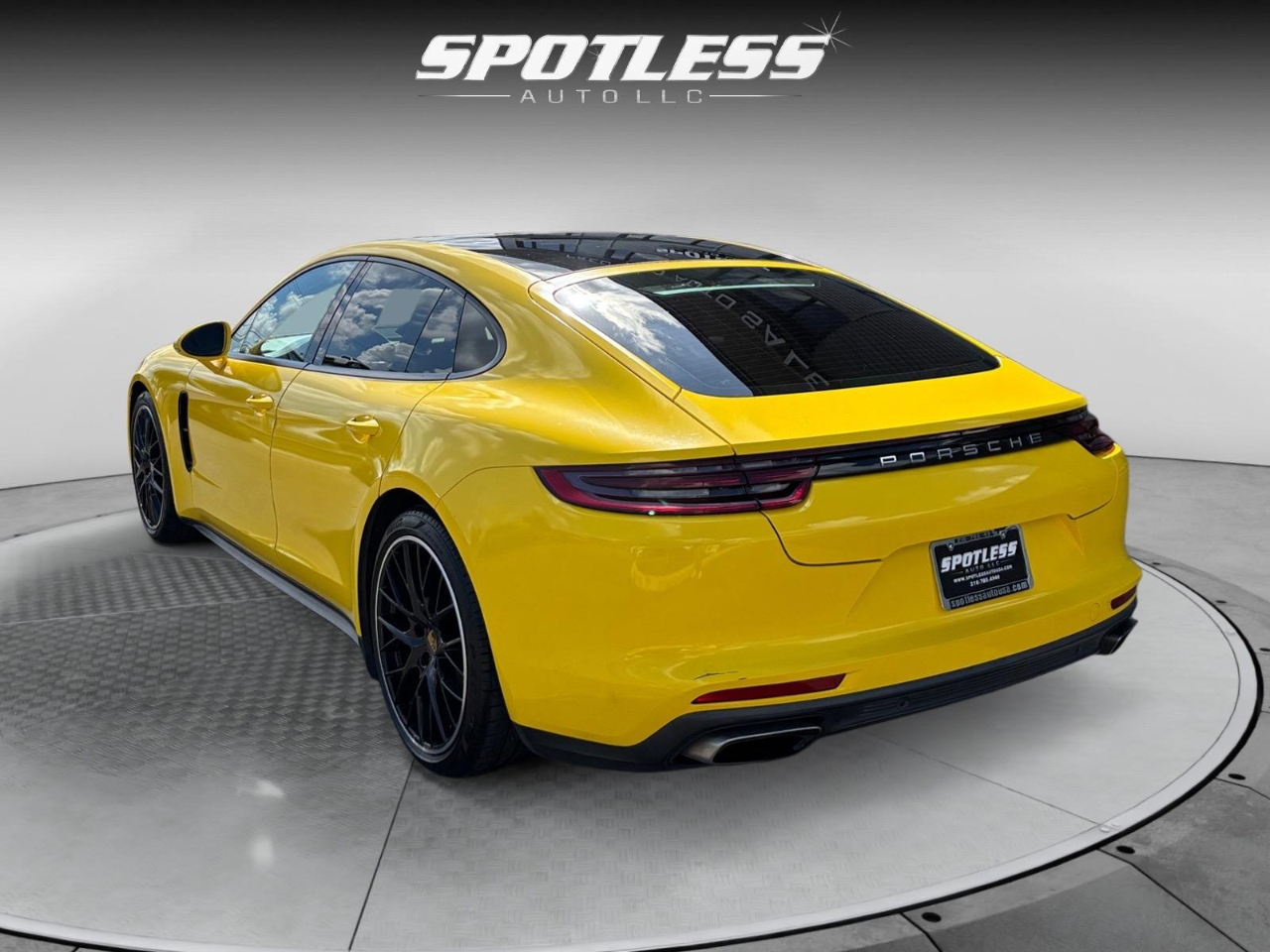 2018 Porsche Panamera 4 photo 3