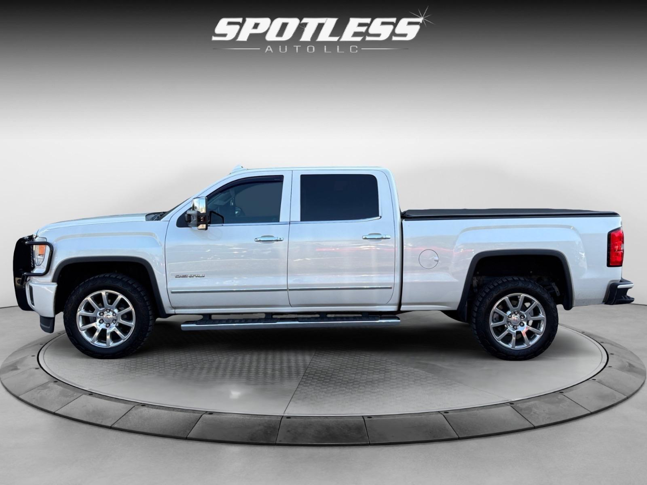 GMC Sierra 1500 Denali Crew Cab Short Box 4WD 2015 GMC Sierra 1500 Denali Crew Cab Short Box 4WD 2015