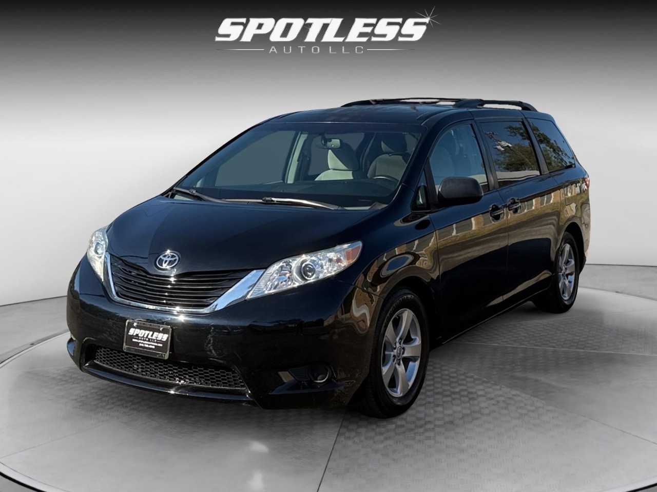 2015 Toyota Sienna LE's photo