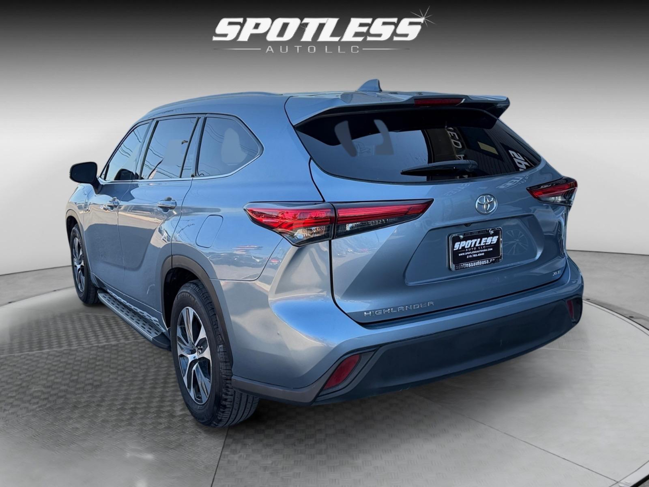 2021 Toyota Highlander XLE photo 3