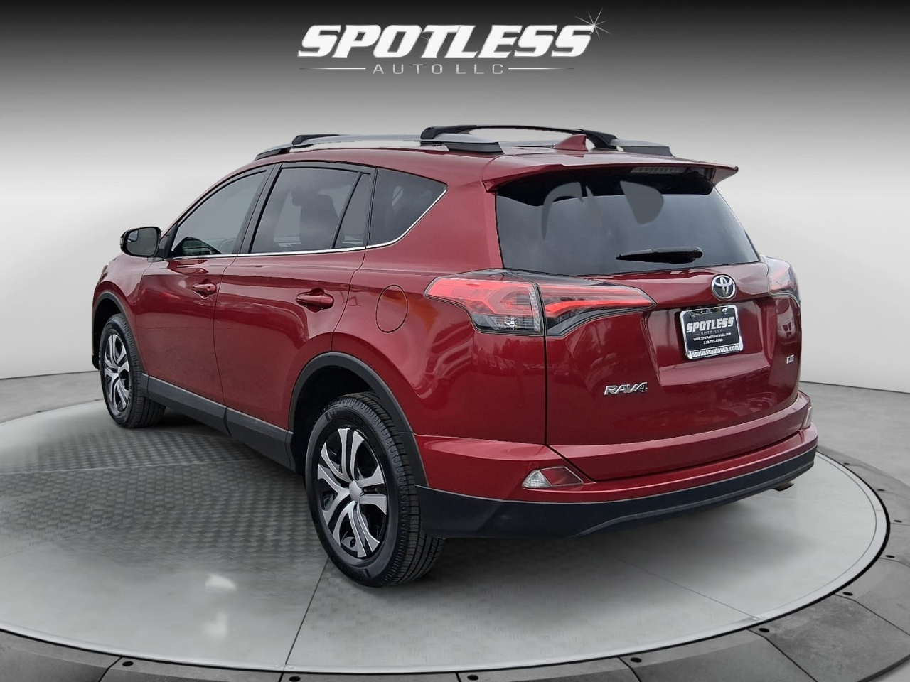 2018 Toyota RAV4 LE photo 3