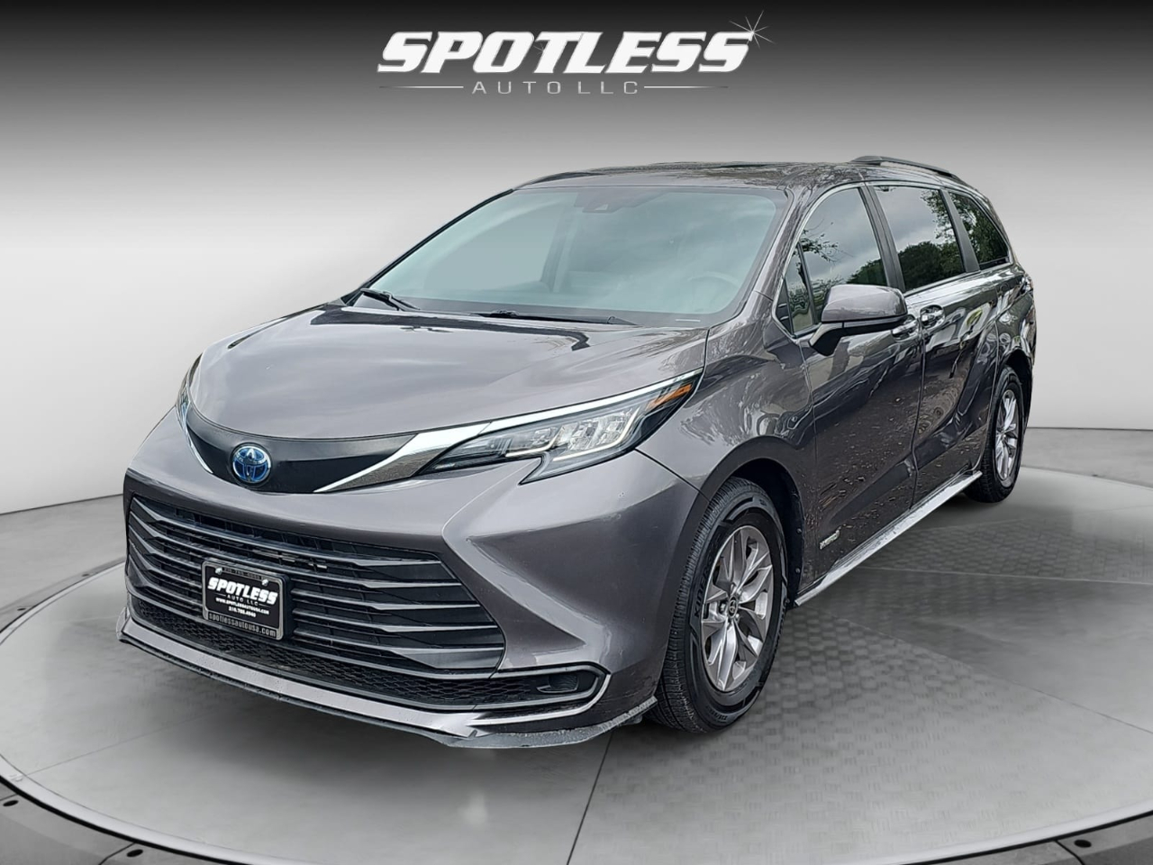 2021 Toyota Sienna LE's photo