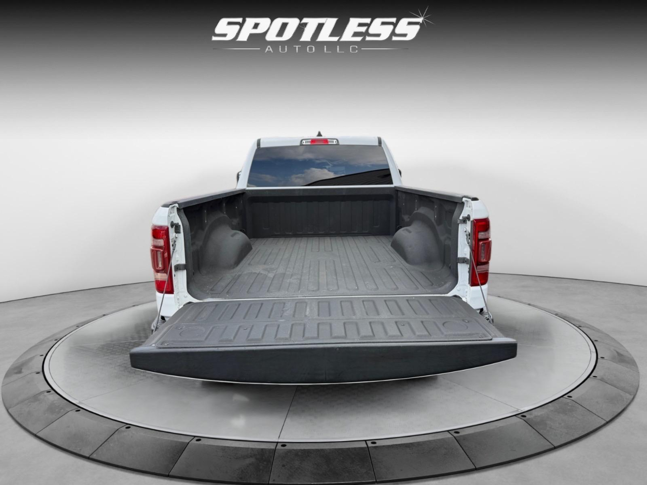 RAM 1500 Tradesman Quad Cab 2WD 2022