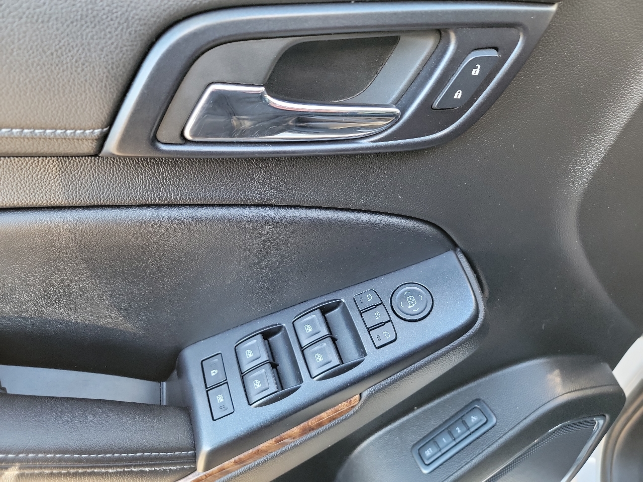 Chevrolet Suburban 4WD 4dr LTZ 2015