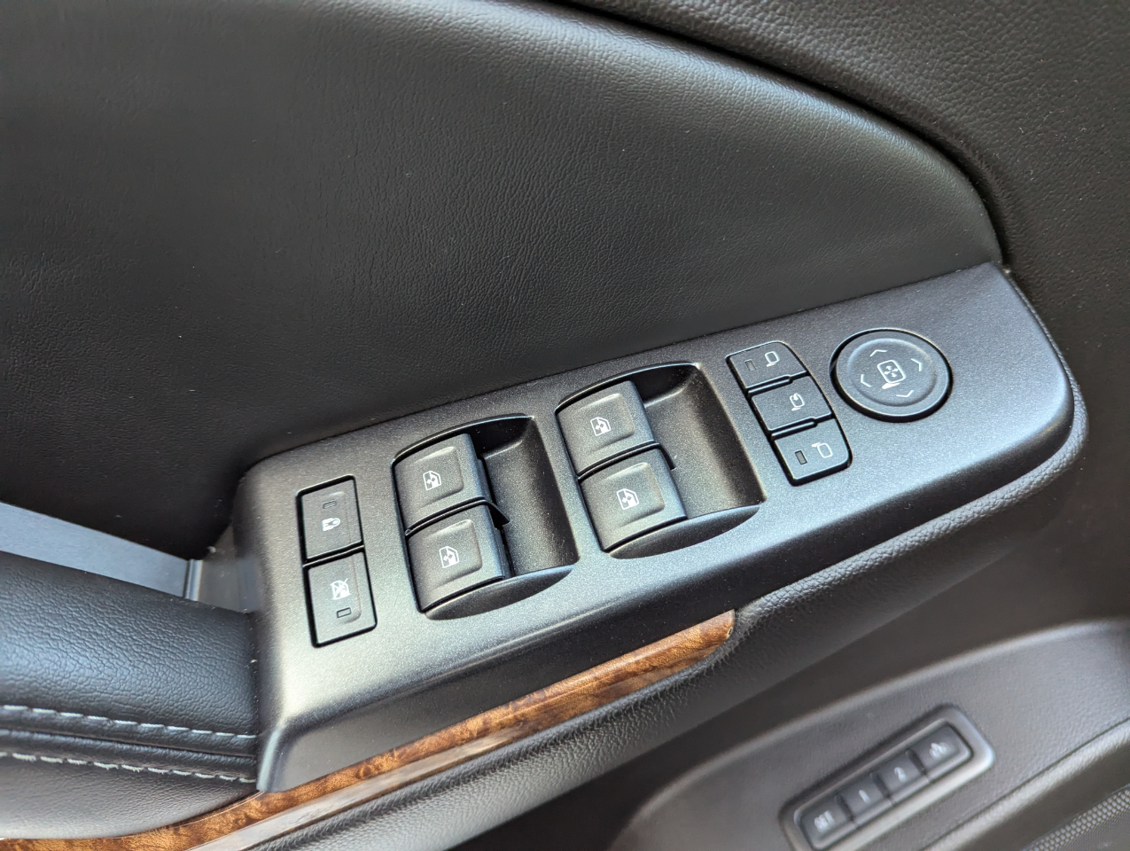 Chevrolet Suburban 4WD 4dr 1500 LTZ 2016