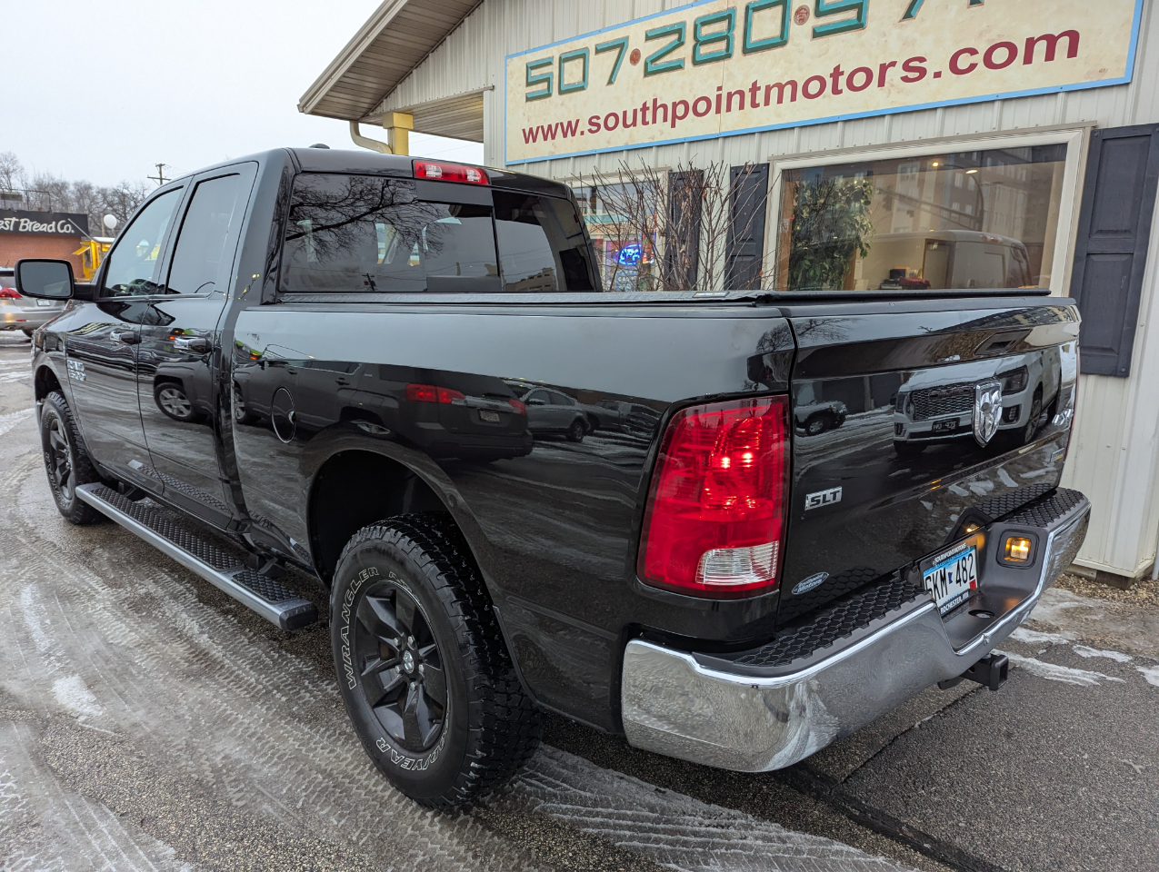 RAM 1500 SLT 4x4 Quad Cab 6'4" Box 2017