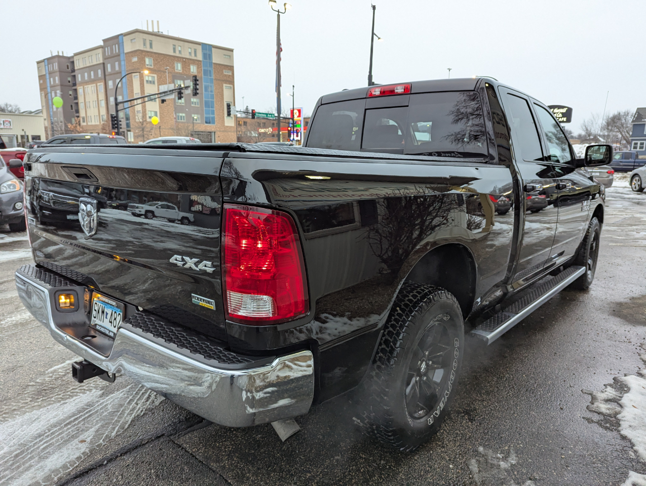 RAM 1500 SLT 4x4 Quad Cab 6'4" Box 2017