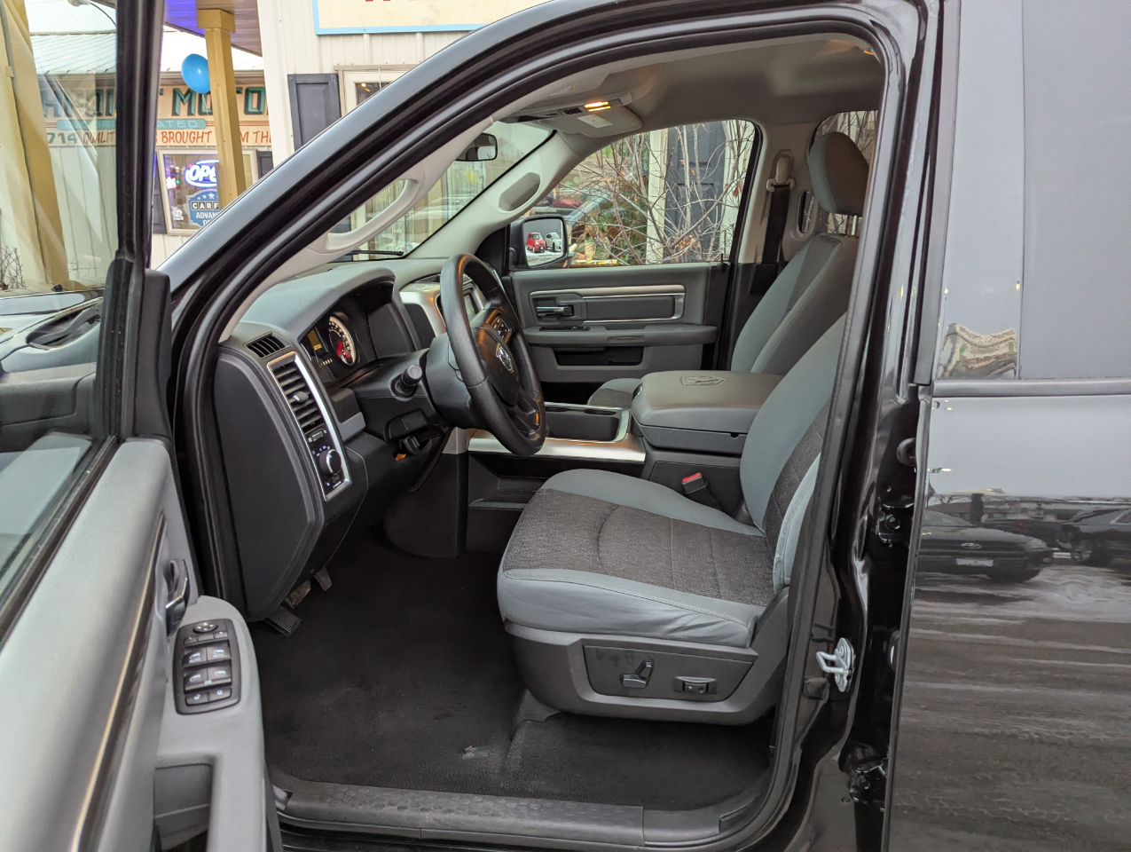 RAM 1500 SLT 4x4 Quad Cab 6'4" Box 2017