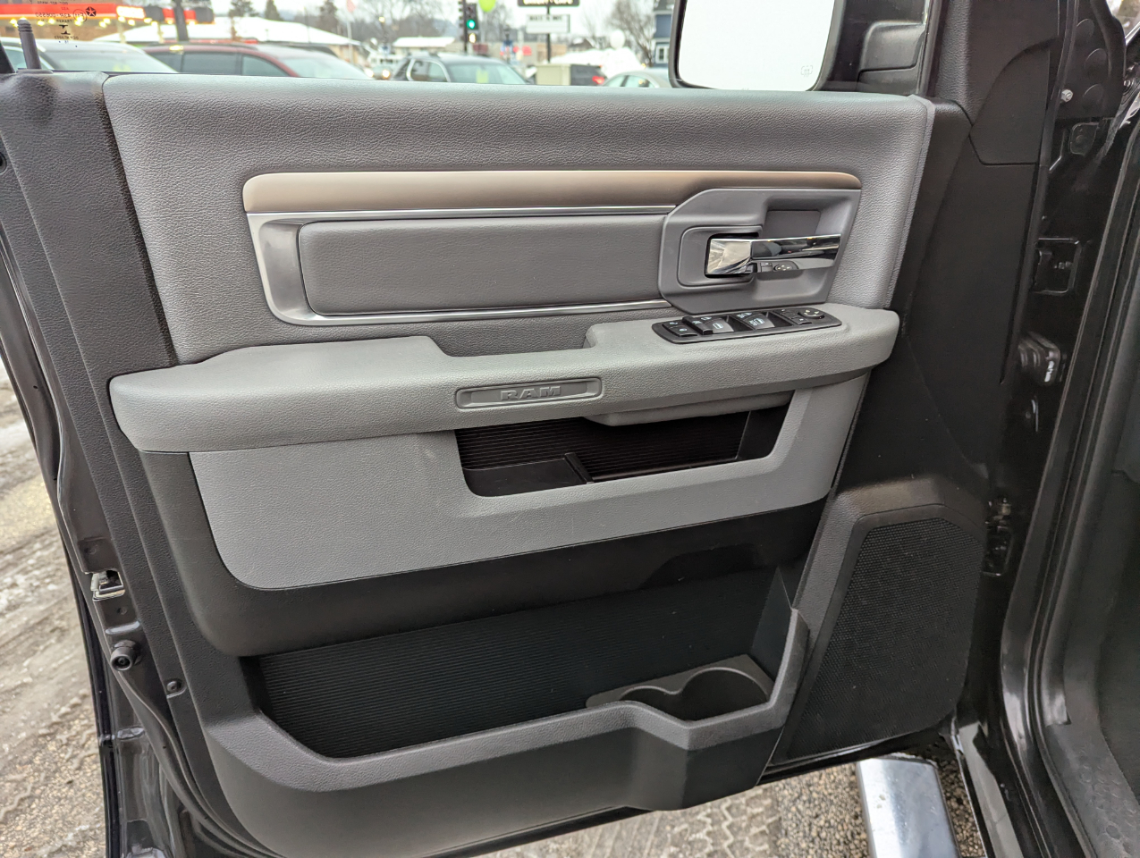 RAM 1500 SLT 4x4 Quad Cab 6'4" Box 2017