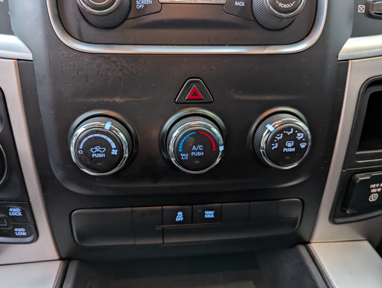 RAM 1500 SLT 4x4 Quad Cab 6'4" Box 2017