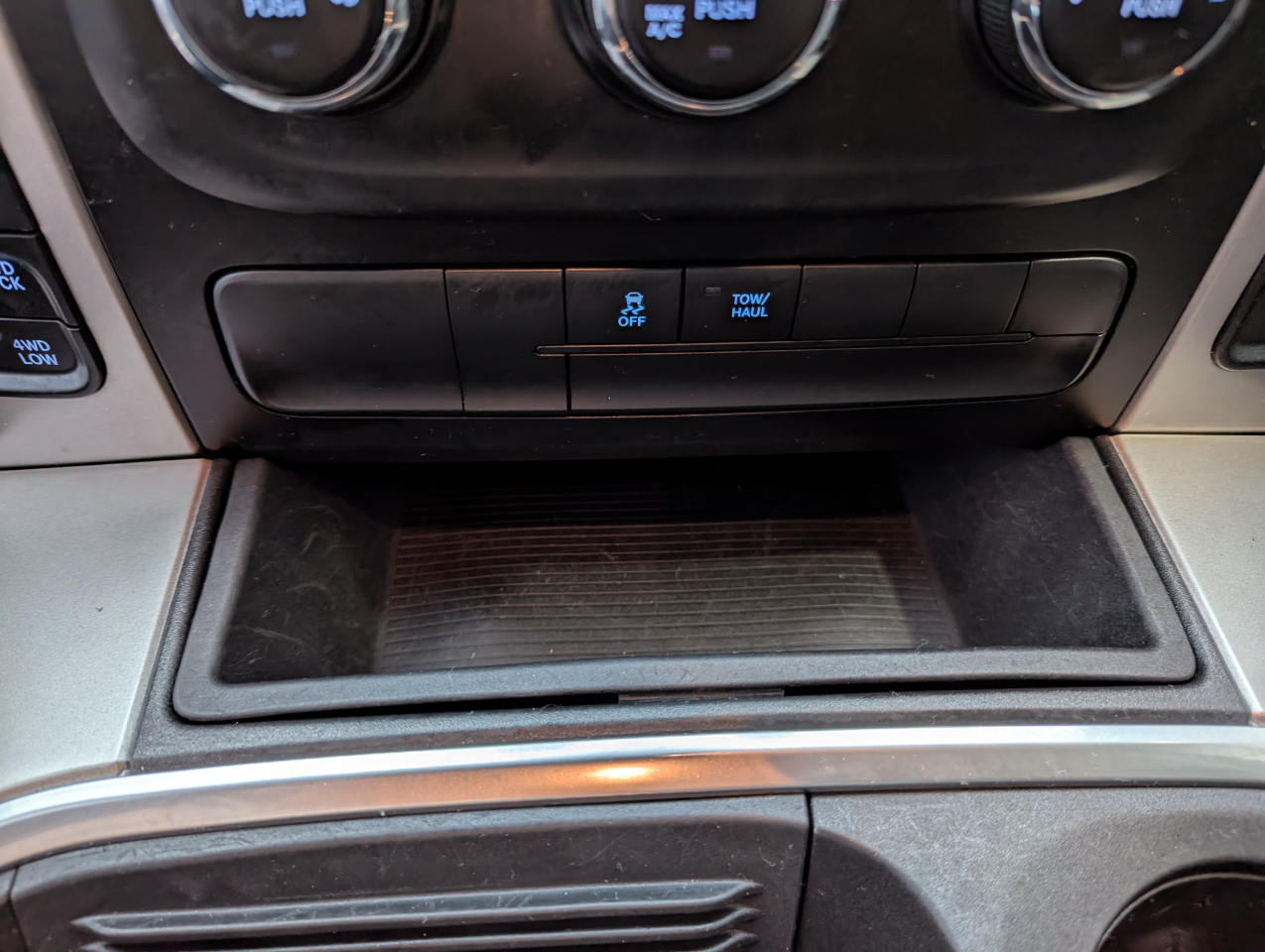 RAM 1500 SLT 4x4 Quad Cab 6'4" Box 2017