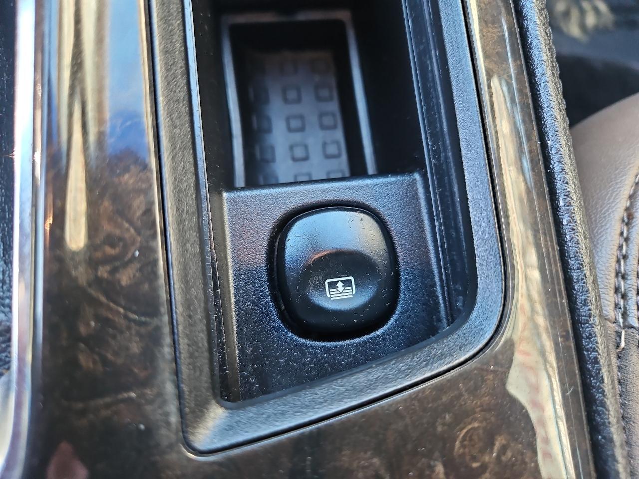 Lincoln MKS 4dr Sdn 3.7L AWD 2013