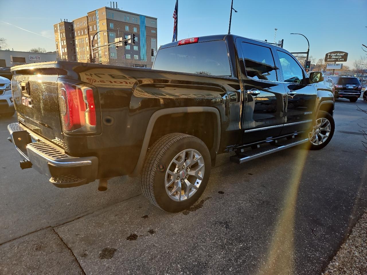 GMC Sierra 1500 4WD Crew Cab 143.5" SLT 2017