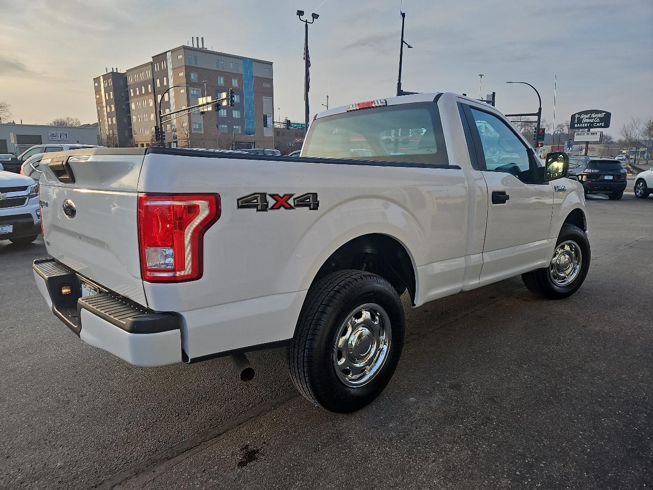Ford F-150 XLT 4WD Reg Cab 8' Box 2017
