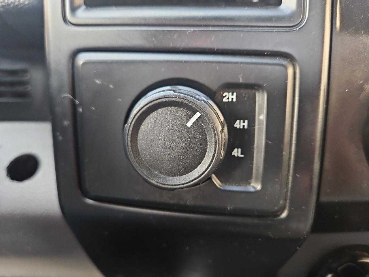 Ford F-150 XLT 4WD Reg Cab 8' Box 2017