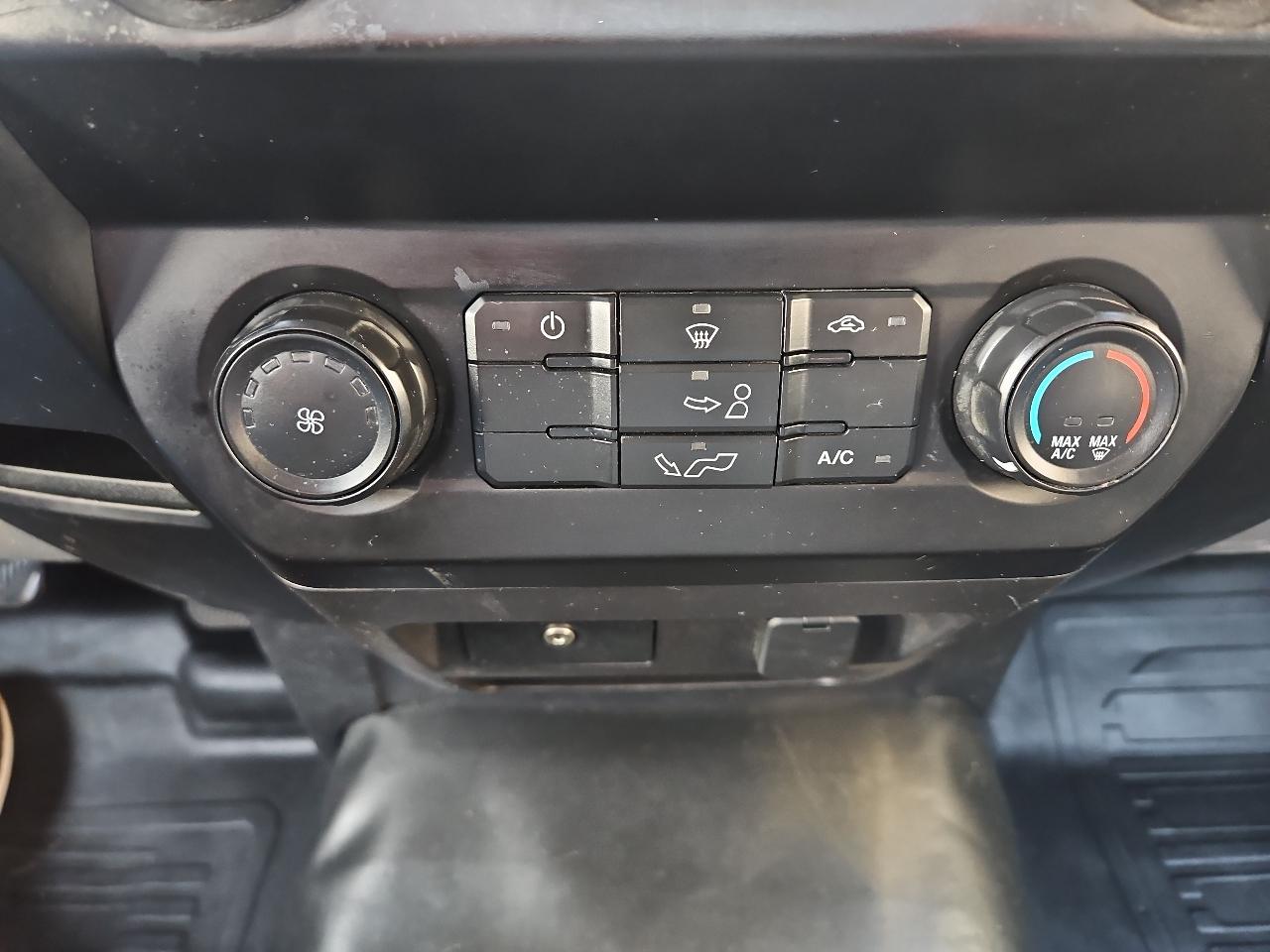 Ford F-150 XLT 4WD Reg Cab 8' Box 2017