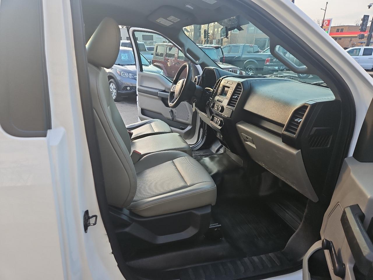 Ford F-150 XLT 4WD Reg Cab 8' Box 2017