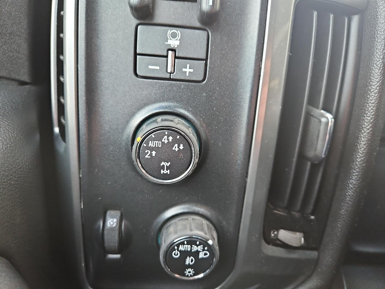 Chevrolet Silverado 1500 4WD Double Cab 143.5" LT w/1LT 2015