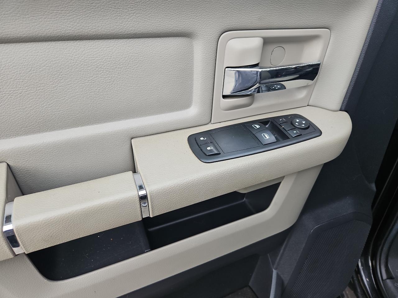 RAM 1500 4WD Reg Cab 120.5" SLT 2011