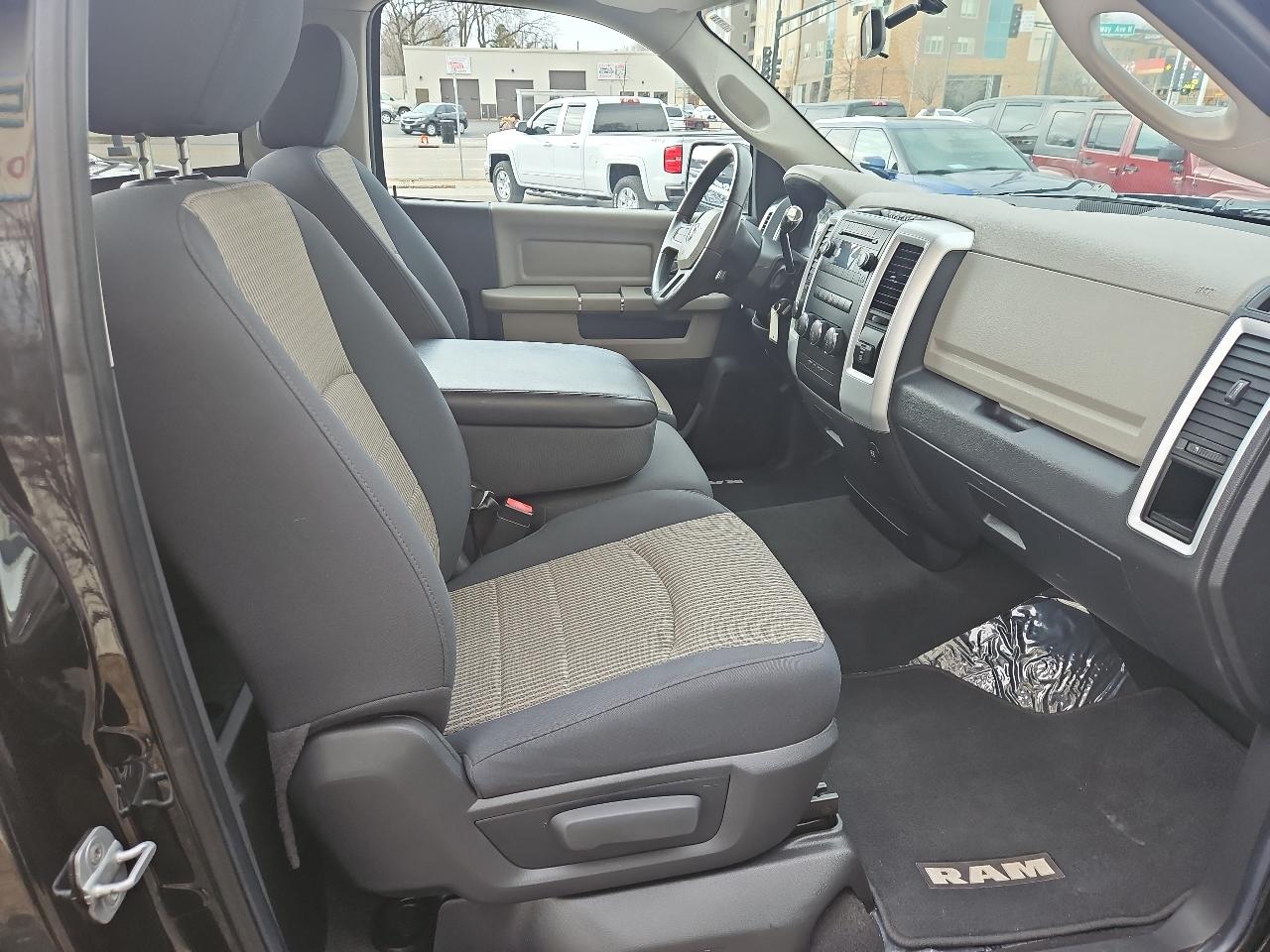 RAM 1500 4WD Reg Cab 120.5" SLT 2011