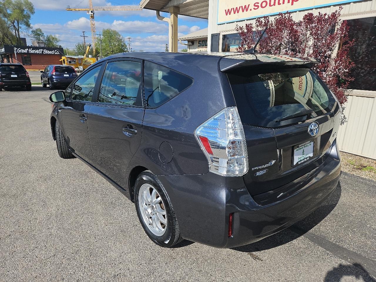 Toyota Prius V 5dr Wgn Three (Natl) 2014