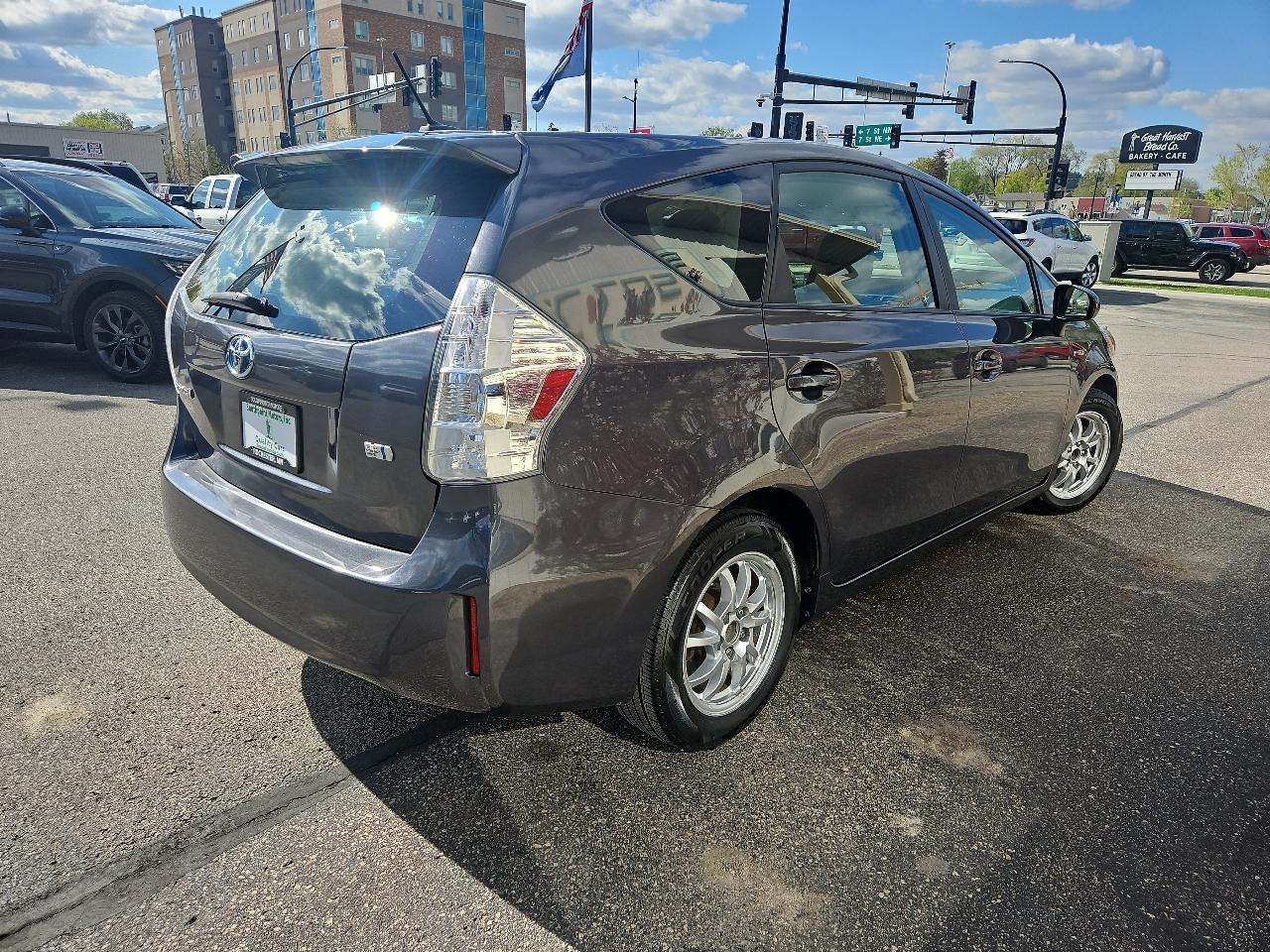 Toyota Prius V 5dr Wgn Three (Natl) 2014