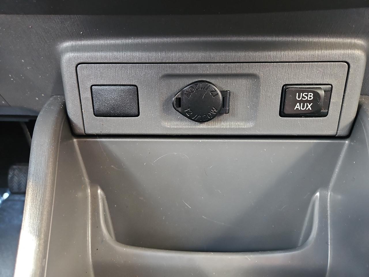 Toyota Prius V 5dr Wgn Three (Natl) 2014