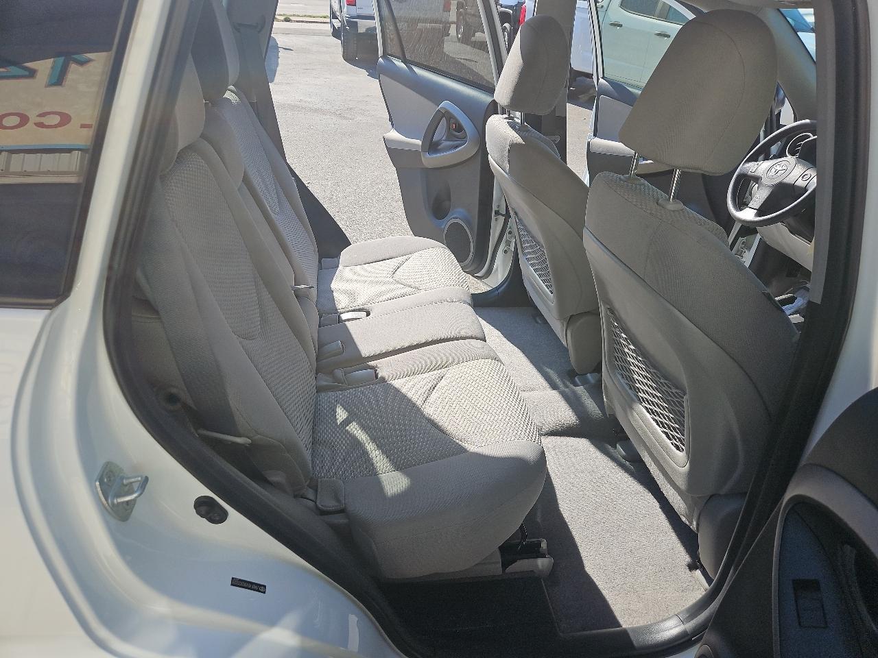 Toyota RAV4 FWD 4dr I4 (Natl) 2012