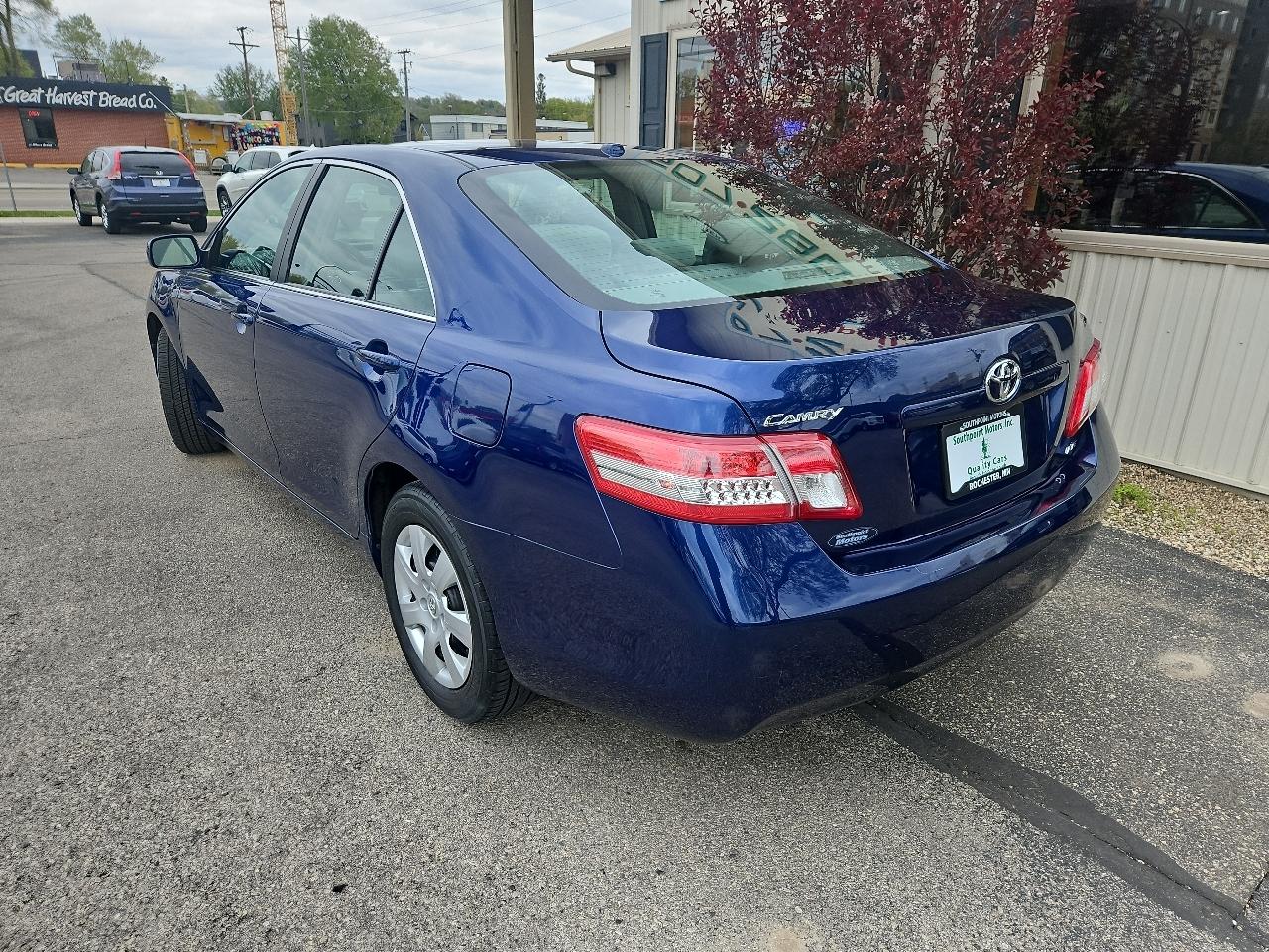 Toyota Camry 4dr Sdn I4 Man LE (Natl) 2011