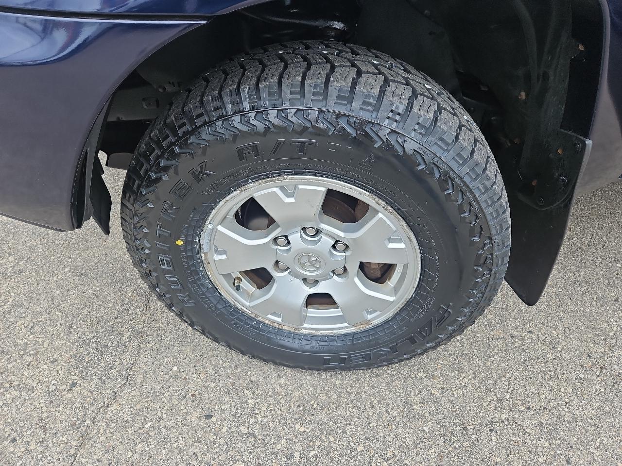 Toyota Tacoma 4WD Double Cab LB V6 AT (Natl) 2012