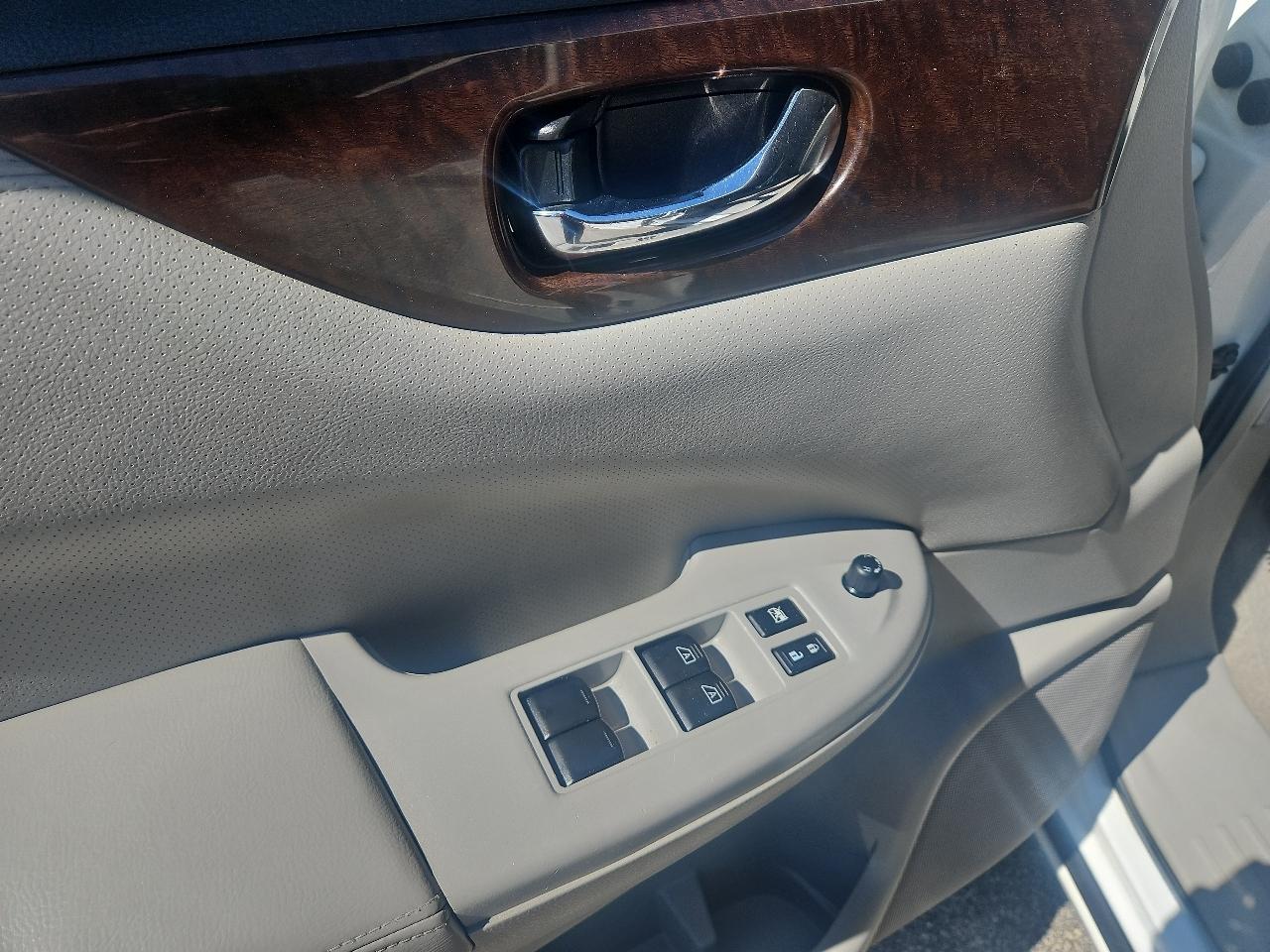 Nissan Quest 4dr SL 2012