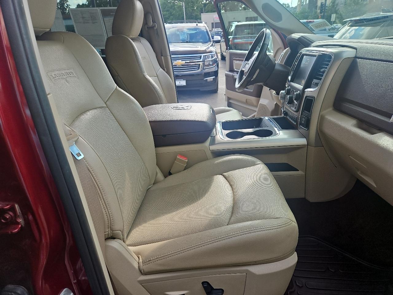 RAM 1500 4WD Crew Cab 140.5" Laramie 2016