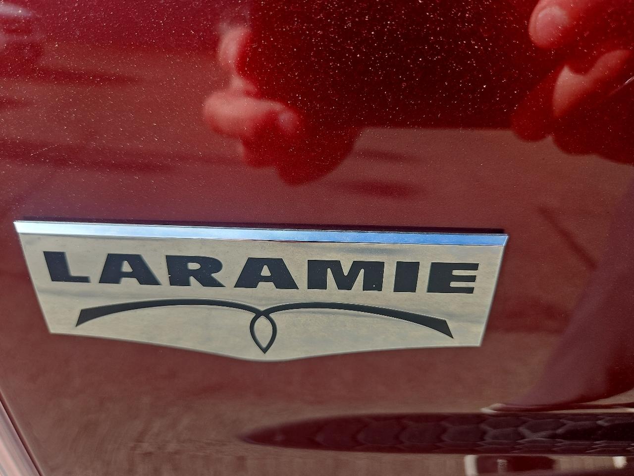 RAM 1500 4WD Crew Cab 140.5" Laramie 2016