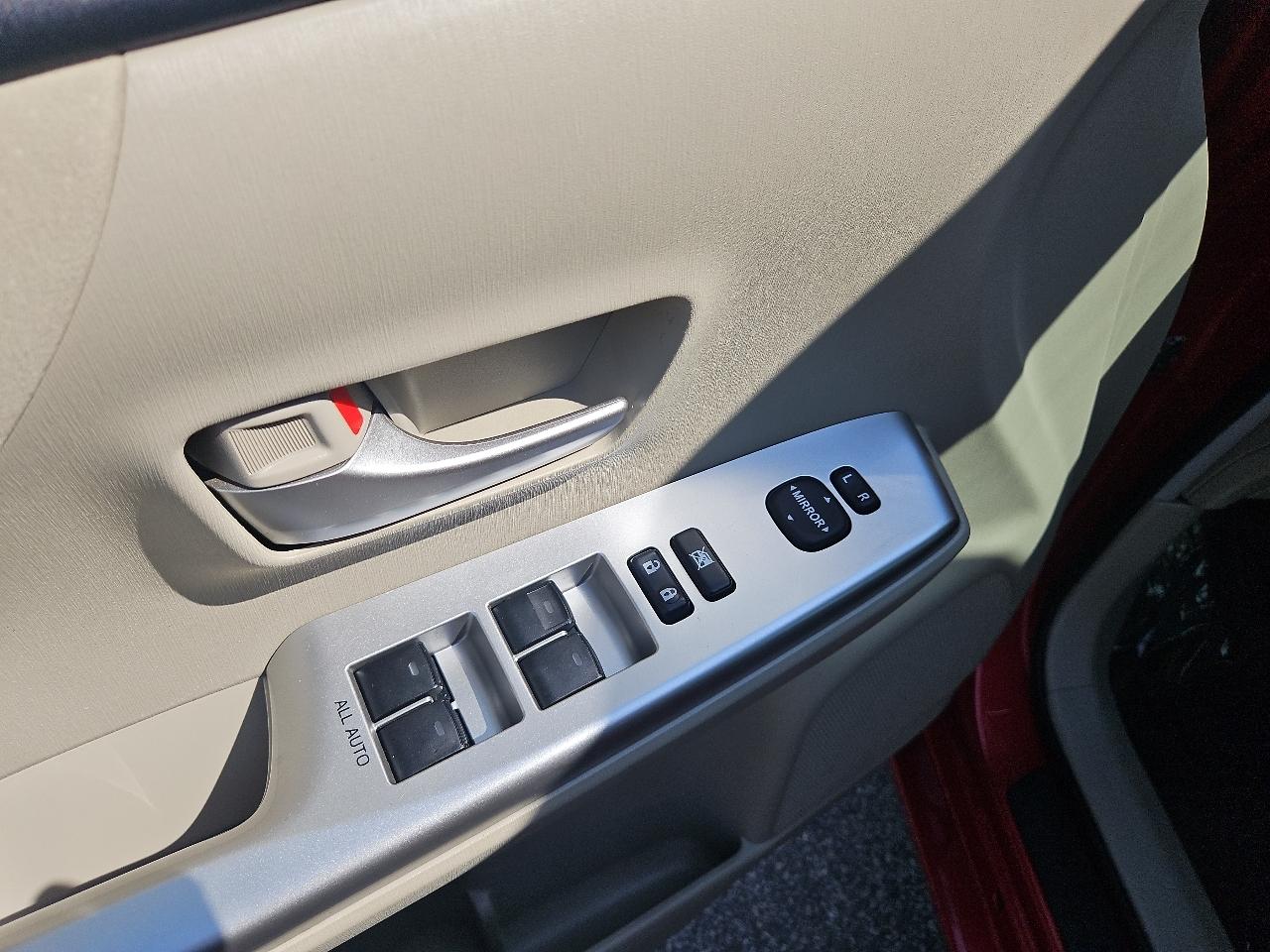 Toyota Prius V 5dr Wgn Three (Natl) 2012