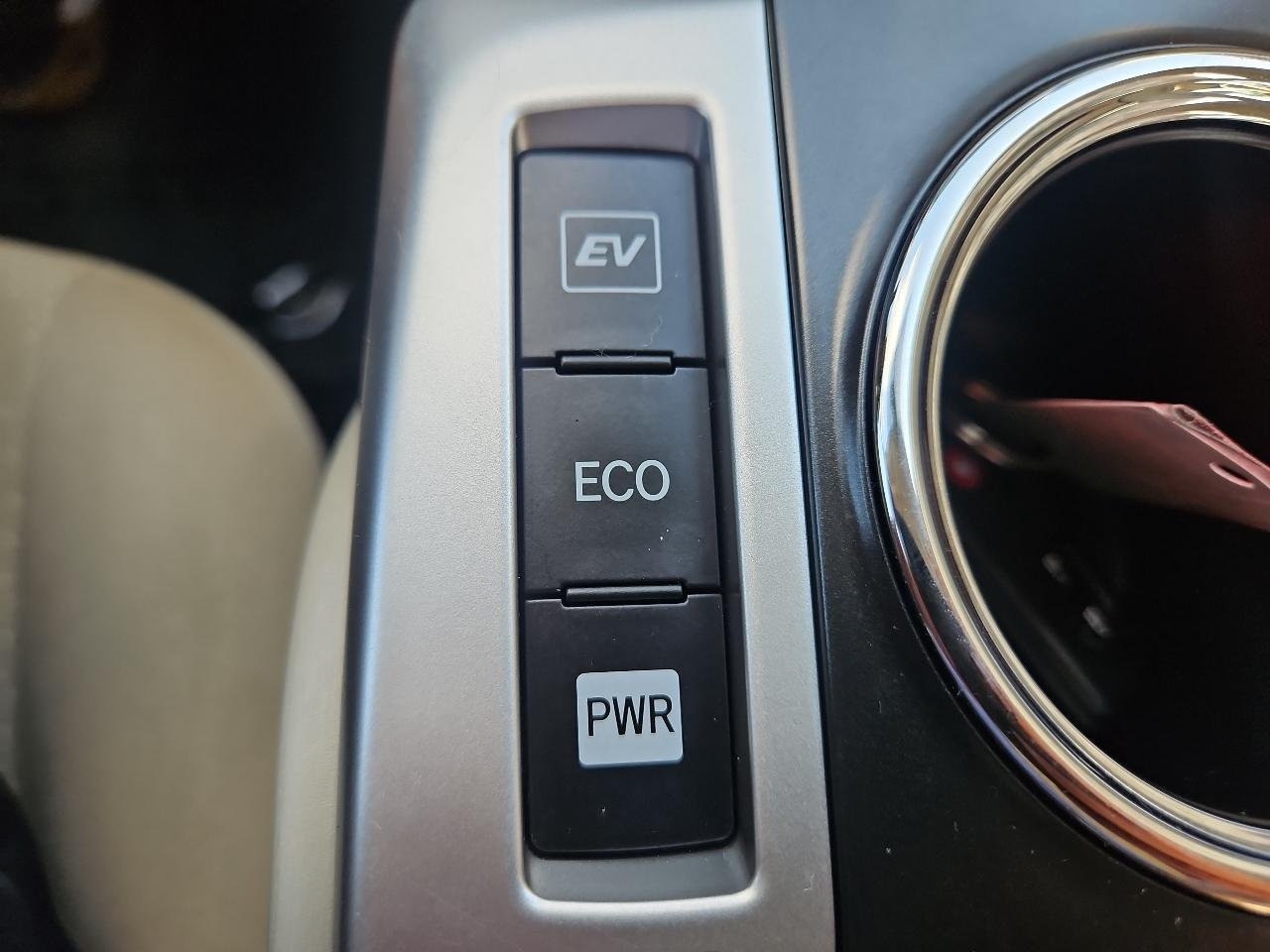 Toyota Prius V 5dr Wgn Three (Natl) 2012