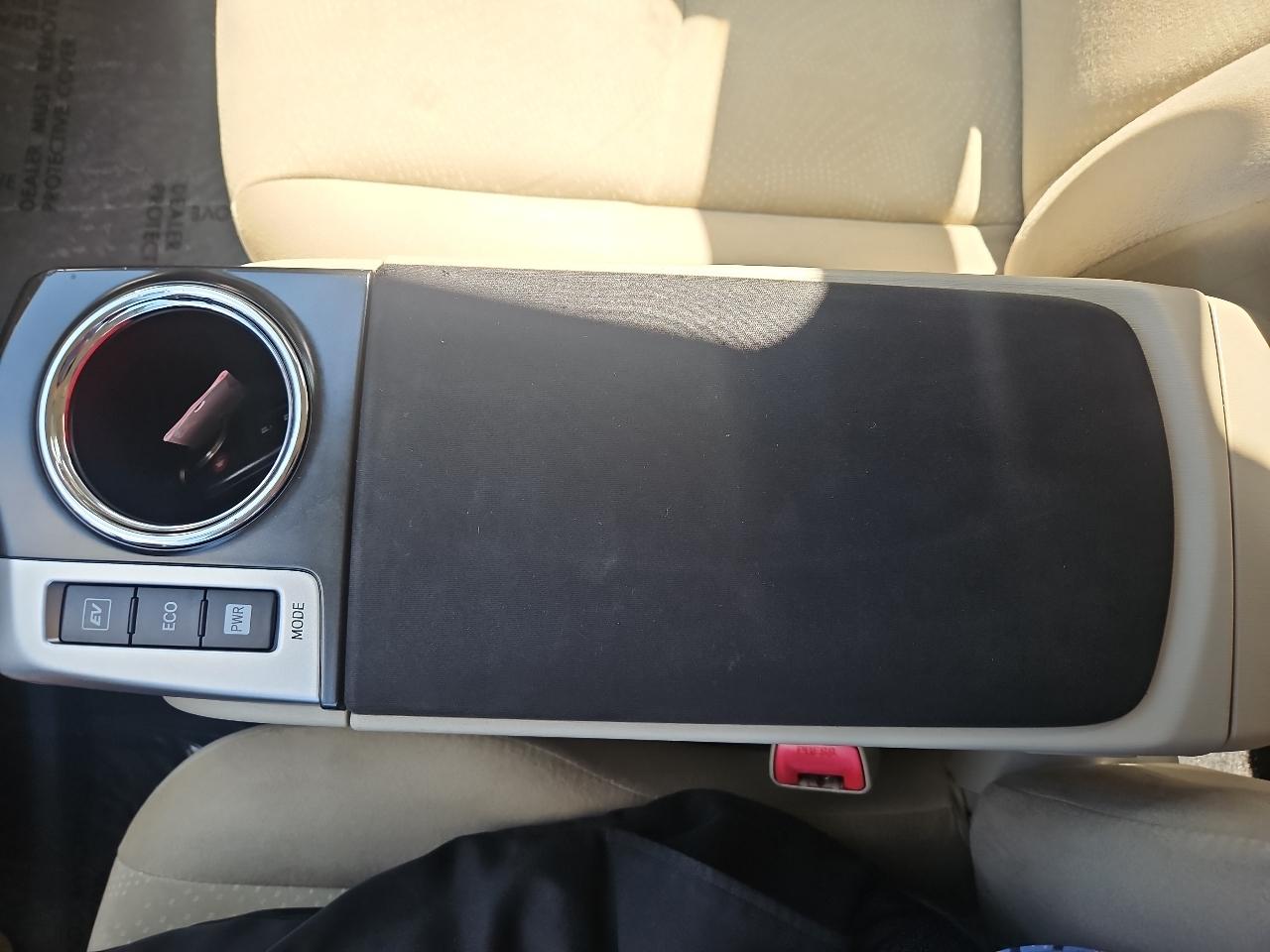 Toyota Prius V 5dr Wgn Three (Natl) 2012
