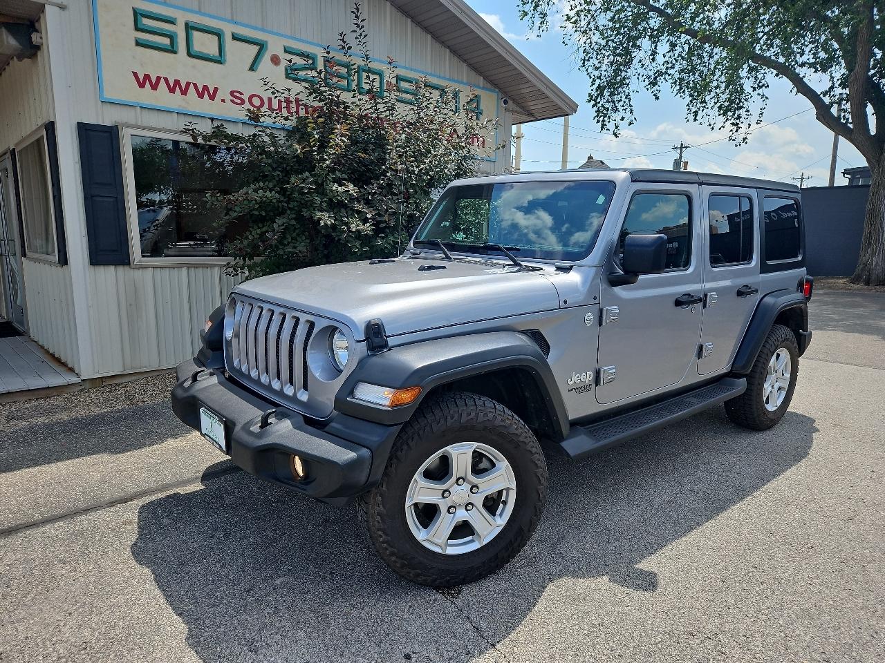 Gray 2018 Jeep Wrangler SUV / Crossover Four-Wheel Drive 6-Speed Manual