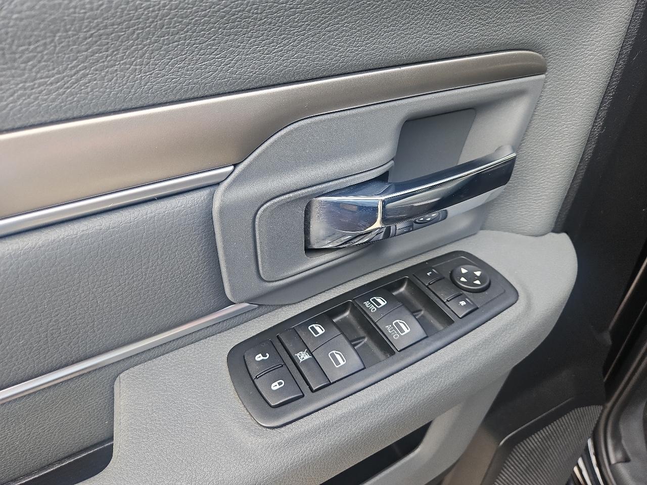 RAM 1500 4WD Crew Cab 140.5" Big Horn 2015