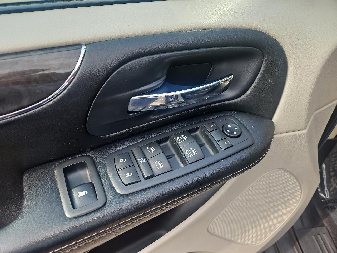 Chrysler Town & Country 4dr Wgn Touring w/Leather 2016