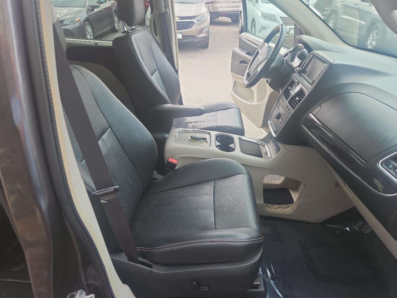 Chrysler Town & Country 4dr Wgn Touring w/Leather 2016