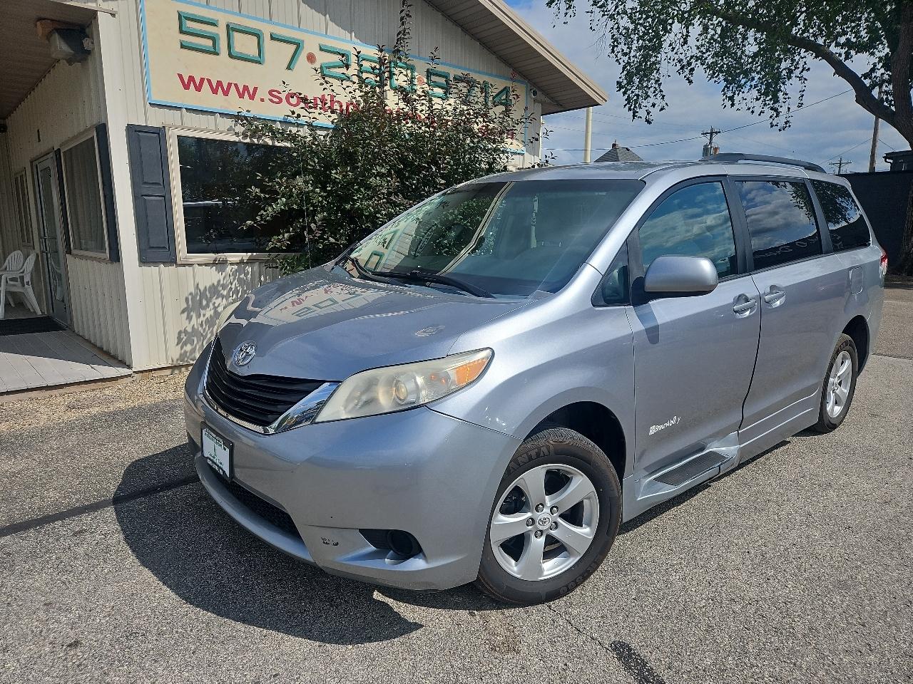Toyota Sienna 5dr 7-Pass Van V6 LE FWD (Natl) 2012