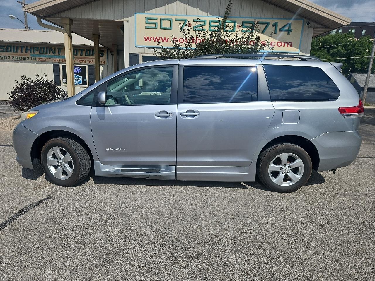 Toyota Sienna 5dr 7-Pass Van V6 LE FWD (Natl) 2012