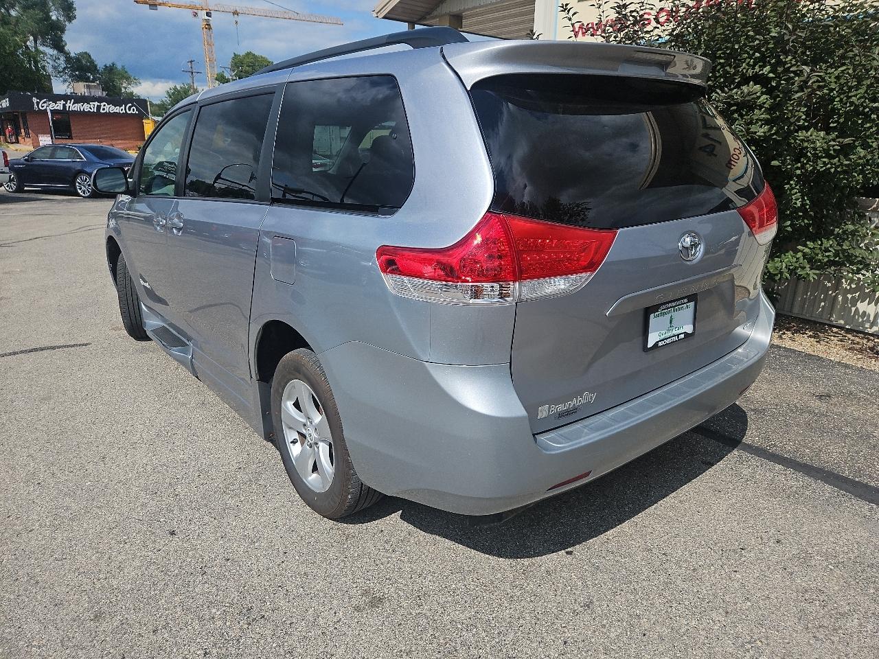Toyota Sienna 5dr 7-Pass Van V6 LE FWD (Natl) 2012