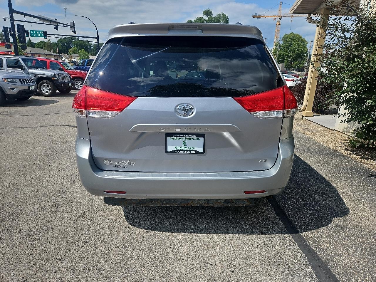 Toyota Sienna 5dr 7-Pass Van V6 LE FWD (Natl) 2012