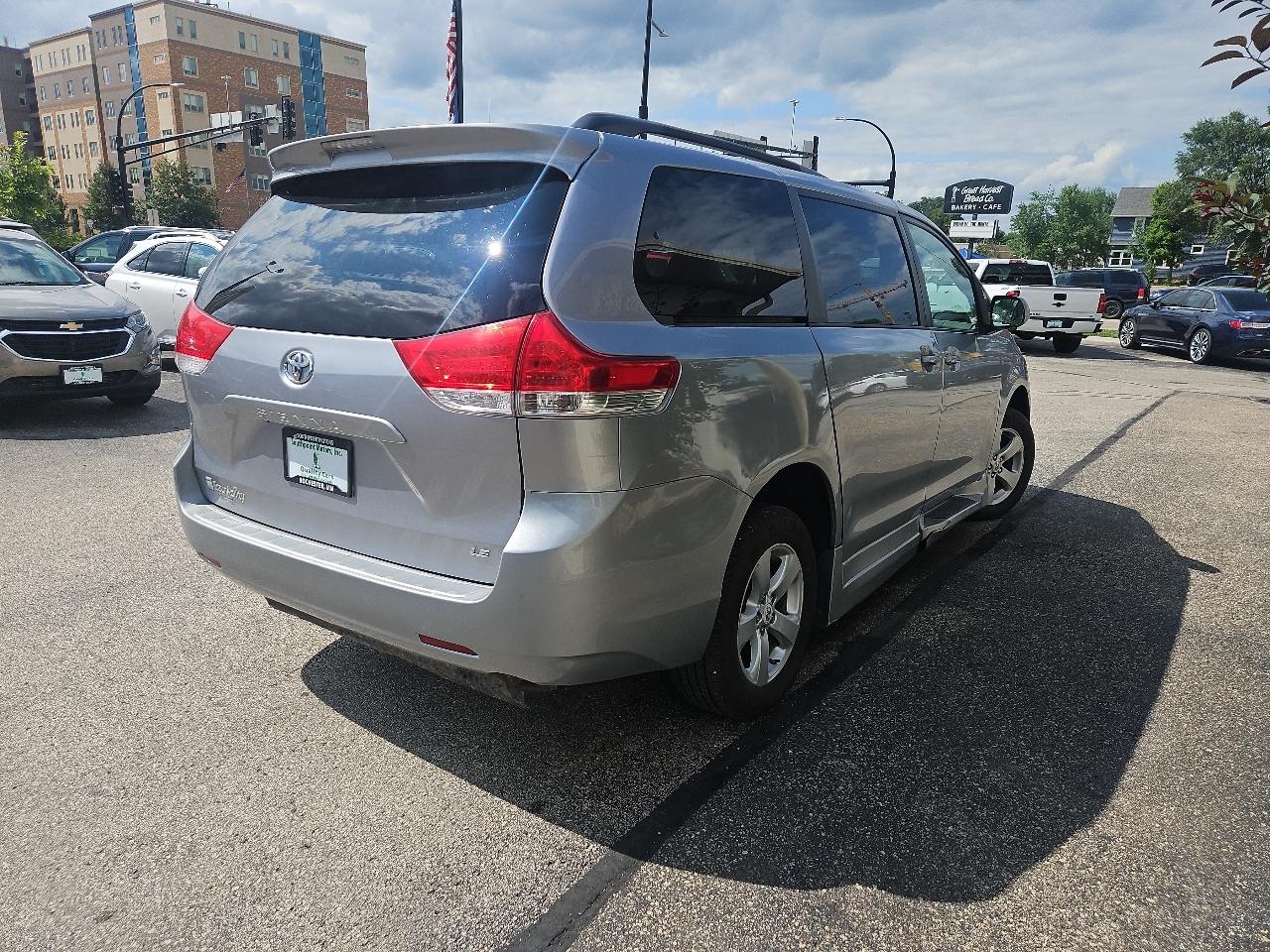 Toyota Sienna 5dr 7-Pass Van V6 LE FWD (Natl) 2012