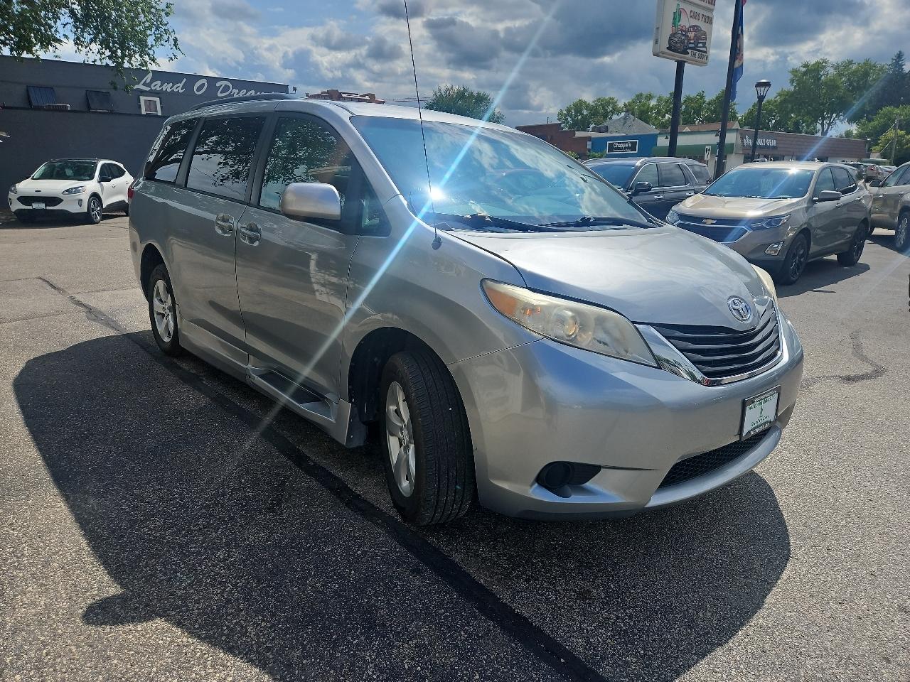 Toyota Sienna 5dr 7-Pass Van V6 LE FWD (Natl) 2012