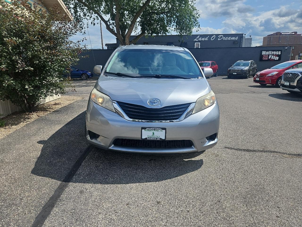 Toyota Sienna 5dr 7-Pass Van V6 LE FWD (Natl) 2012