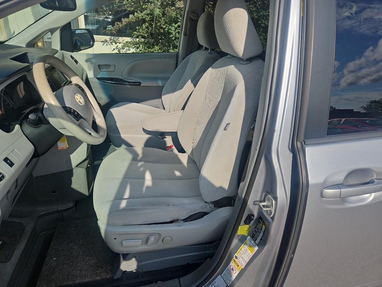 Toyota Sienna 5dr 7-Pass Van V6 LE FWD (Natl) 2012